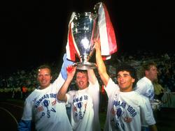 Willy van de Kerkhof, Edward Linskens und Gerald Vanenburg (v.l.n.r.) vieren het winnen van de Europa Cup I in 1988.