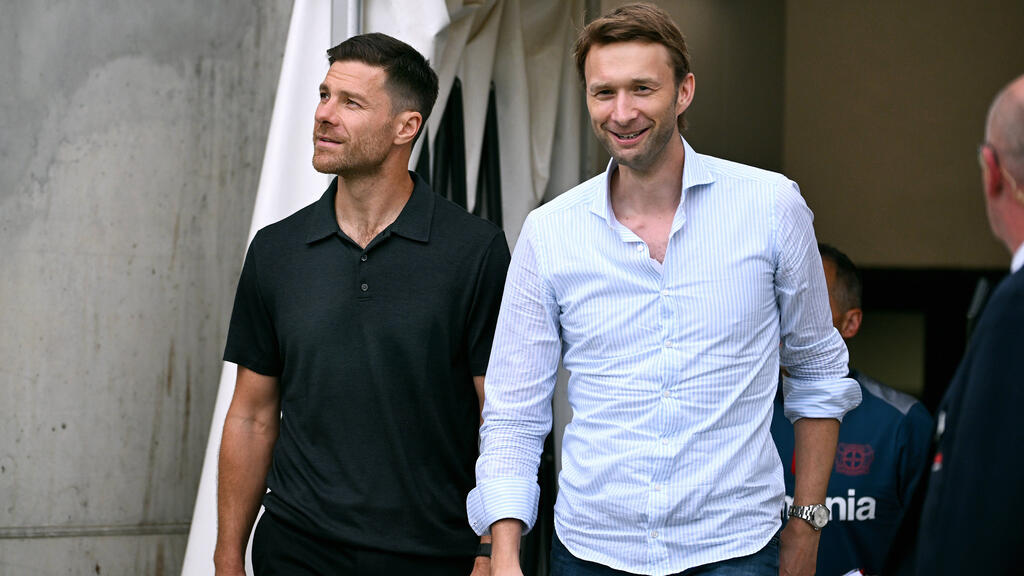 Trainer Xabi Alonso (li.) und Sportchef Simon Rolfes (re.): Das Erfolgs-Duo bei Bayer Leverkusen Trainer Xabi Alonso (li.) und Sportchef Simon Rolfes (re.): Das Erfolgs-Duo bei Bayer Leverkusen