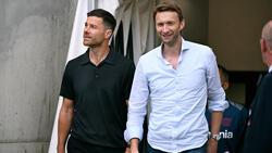 Trainer Xabi Alonso (li.) und Sportchef Simon Rolfes (re.): Das Erfolgs-Duo bei Bayer Leverkusen