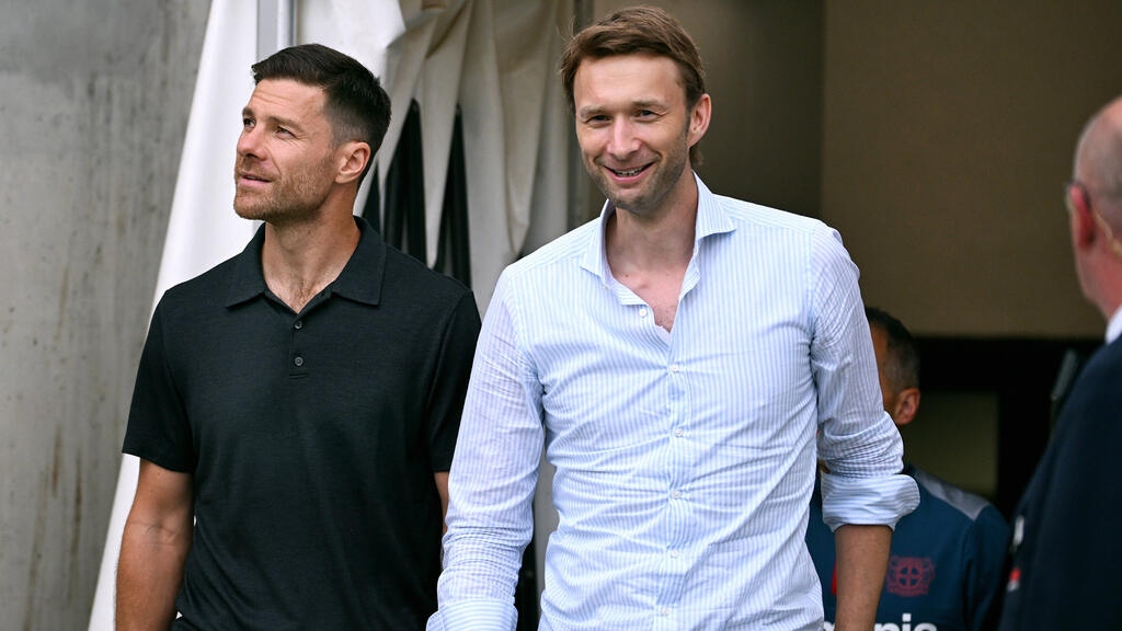 Sportchef Simon Rolfes (re.) sucht einen Nachfolger für Xabi Alonso bei Bayer Leverkusen Sportchef Simon Rolfes (re.) sucht einen Nachfolger für Xabi Alonso bei Bayer Leverkusen