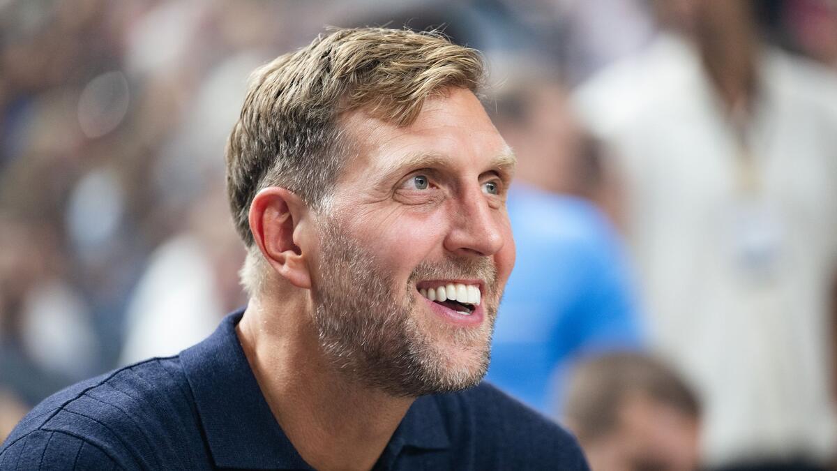 Nach dem EM-Titel: Dirk Nowitzki freut sich für die deutschen Basketballer. (Archivbild)
