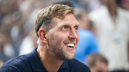 Nach dem EM-Titel: Dirk Nowitzki freut sich für die deutschen Basketballer. (Archivbild)