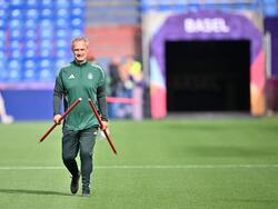 Bundestrainer Wück beim Abschlusstraining in Basel