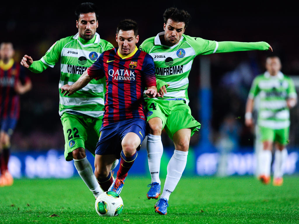 Lionel Messi escapándose de dos rivales dle Getafe en la Copa del Rey. (Foto: Getty)