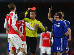 Per Mertesacker (l.) sah gegen Chelsea die Rote Karte