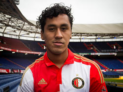 Renato Tapia laat zich op de gevoelige plaat vastleggen tijdens zijn presentatie bij Feyenoord. (27-01-2016)