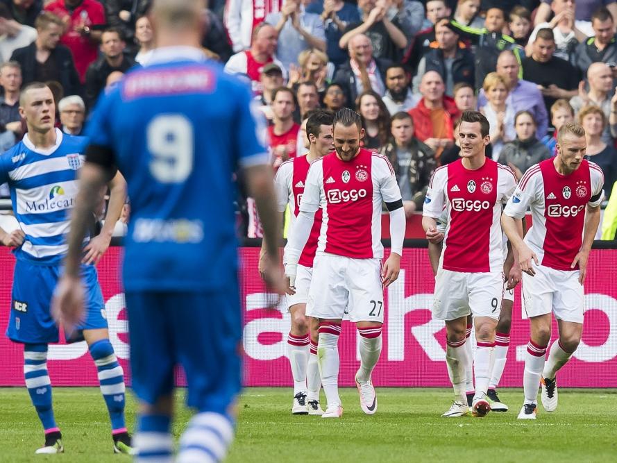 Terwijl de Ajacieden de 2-0 tegen PEC Zwolle vieren, vraagt Thomas Lam (l.) zich af wat zijn ploeg moet doen om nog een rol van betekenis te spelen in Amsterdam. (03-04-2016)