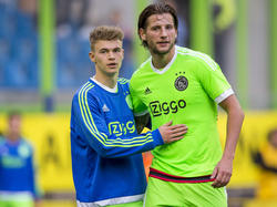 Daley Sinkgraven (l.) en Mitchell Dijks verlaten tevreden het veld van de GelreDome na de 1-3 overwinning van Ajax op Vitesse (26-10-2015)