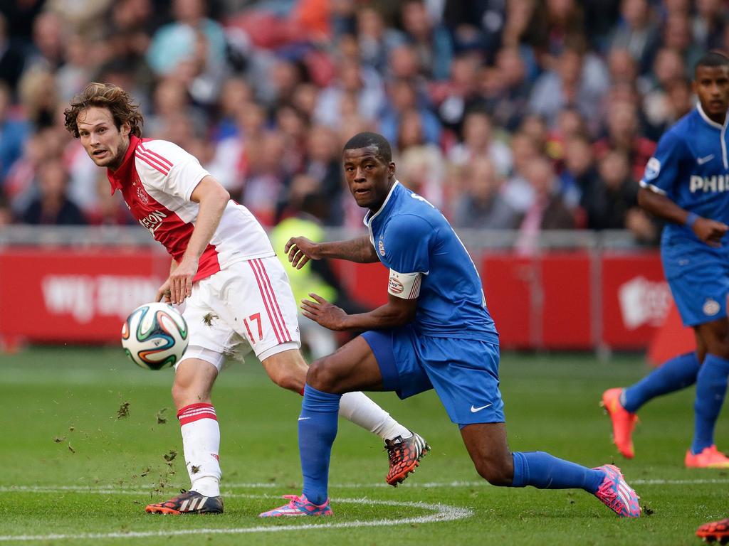 Daley Blind (l.) passt de bal voorwaarts tijdens Ajax - PSV Eindhoven. (24-8-2014)