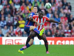 Jozy Altidore (r.) probeert Michael Keane (l.) van zich af te schudden tijdens het competitieduel Sunderland - Manchester United. (24-08-2014)