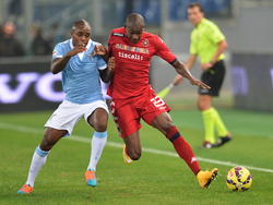 Edson Braafheid (l.) vecht in het competitieduel Lazio - Cagliari Calcio een stevig duel uit met Victor Ibarbo. (03-11-2014)