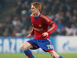 Rasmus Elm verkaste in 2012 van AZ naar CSKA Moskou en hier is de middenvelder in actie te zien in de Champions Leaguewedstrijd tegen Manchester City. (05-11-2013)