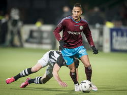Tjaronn Chery ontdoet zich tijdens Heracles Almelo - FC Groningen van zijn directe tegenstander. (05-02-2015)