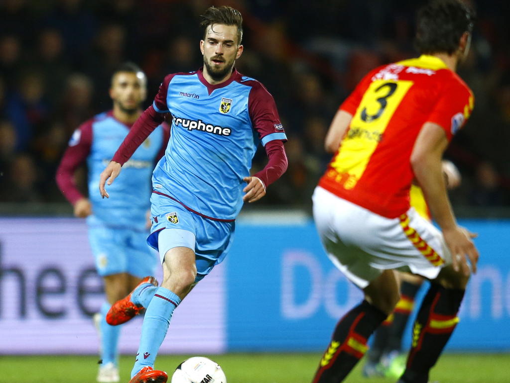 Davy Pröpper stoomt met de bal aan zijn voet op tijdens Go Ahead Eagles - Vitesse. (21-03-2015) Davy Pröpper stoomt met de bal aan zijn voet op tijdens Go Ahead Eagles - Vitesse. (21-03-2015)
