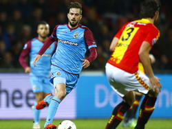 Davy Pröpper stoomt met de bal aan zijn voet op tijdens Go Ahead Eagles - Vitesse. (21-03-2015)