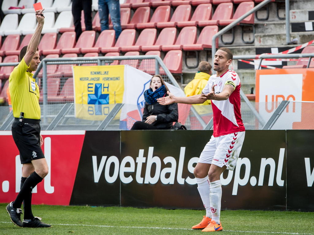 Ramon Leeuwin (r.) is het duidelijk niet eens met de rode kaart die scheidsrechter Pol van Boekel hem presenteert. De verdediger van FC Utrecht zal het einde van de thuiswedstrijd tegen Ajax niet meemaken. (05-04-2015)