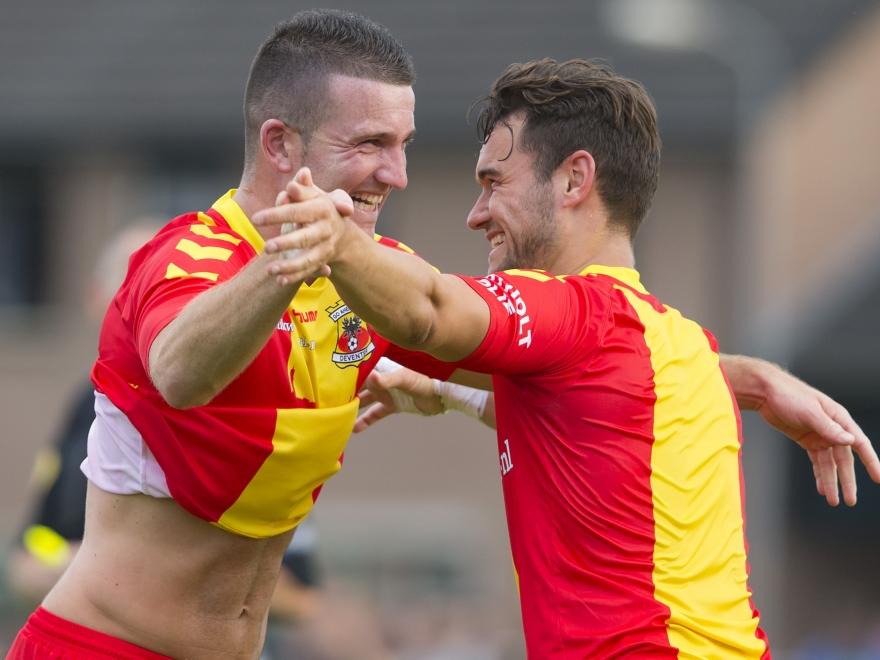 Randy Wolters (l.) en Alex Schalk van Go Ahead Eagles zijn blij met een doelpunt in een oefenduel met de amateurs van Terwolde. (24-06-2015)