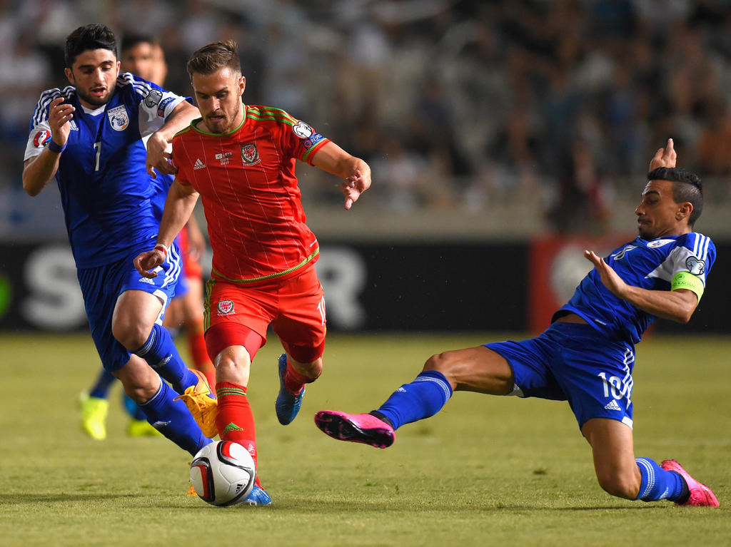 ...muss sich hier der Waliser Aaron Ramsey im EM-Qualifikationsspiel gegen Zypern behaupten. (03.09.2015)