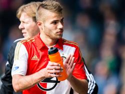 Bart Nieuwkoop klapt naar het meegereisde Feyenoord-publiek na een geslaagd debuut tegen De Graafschap. (04-10-2015)