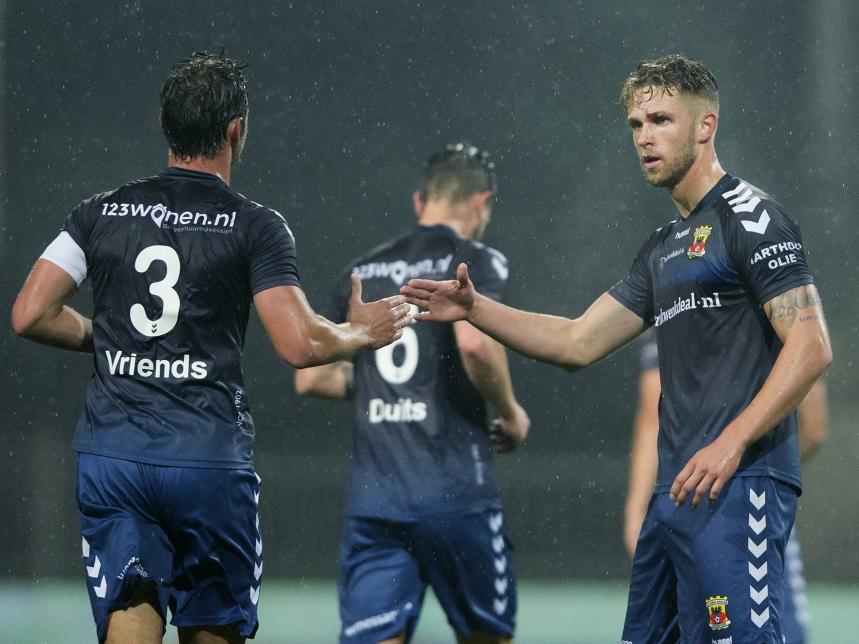 Uit het niets komen de tien van Go Ahead Eagles terug in de wedstrijd. Het is Leon de Kogel (r.) die met een rake vrije trap de 2-1 maakt tegen FC Emmen. (16-10-2015)