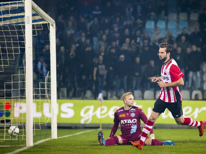 Davy Pröpper (r.) scoort al heel vroeg in de wedstrijd de 0-1 voor PSV. De middenvelder kan dit doen nadat zijn jongere broertje, Robin Pröpper, wegglijdt en hem zo de bal geeft. (31-10-2015)