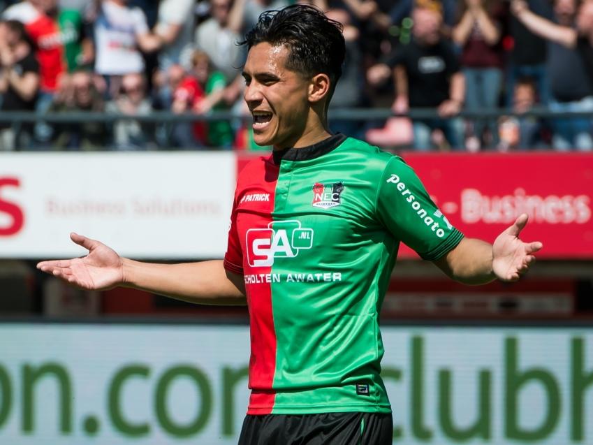NEC-middenvelder Navarone Foor is het niet eens met de beslissing van de scheidsrechter tijdens het duel met Roda JC. (01-05-2016)