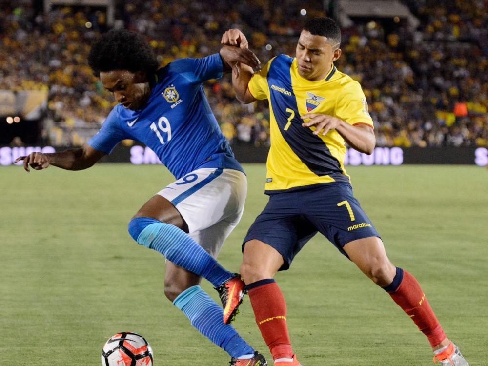 Willian (l.) krijgt te maken met een felle Jefferson Montero (r.) tijdens het openingsduel voor Brazilië en Ecuador op de Copa América. (05-06-2016)