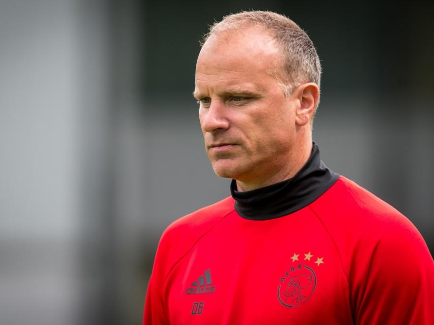 Dennis Bergkamp heeft nog steeds veel plezier aan het veldwerk wat hij doet bij Ajax. De assistent-trainer is van de partij op de eerste training van de club. (29-06-2016) Dennis Bergkamp heeft nog steeds veel plezier aan het veldwerk wat hij doet bij Ajax. De assistent-trainer is van de partij op de eerste training van de club. (29-06-2016)