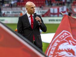 Directeur Jan van Halst spreekt de supporters van FC Twente toe voorafgaand aan het competitieduel met Excelsior. (06-08-2016)