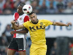 Terence Kongolo (l.) gaat tijdens de wedstrijd Feyenoord - Roda JC een kopduel aan met Adil Auassar (r.). (25-09-2016)