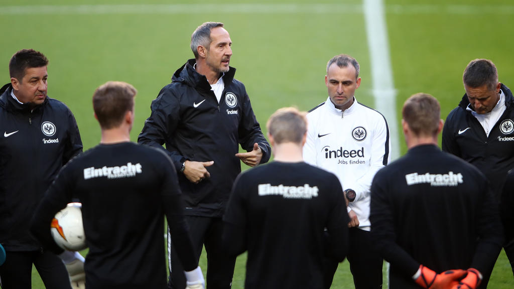 Adi Hütter stellt die Spieler von Eintracht Frankfurt auf das Spiel des Jahres ein Adi Hütter stellt die Spieler von Eintracht Frankfurt auf das Spiel des Jahres ein