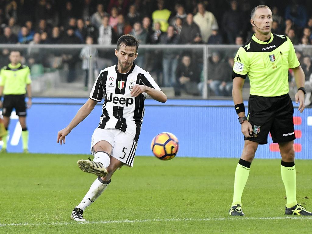 Miralem Pjanić legt aan voor een vrije trap van Juventus tegen Chievo Verona. (06-11-2016)