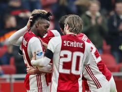 De Ajacieden vieren het doelpunt van Bertrand Traoré tijdens het duel Ajax - Sparta in de Eredivisie. (12-02-2017)
