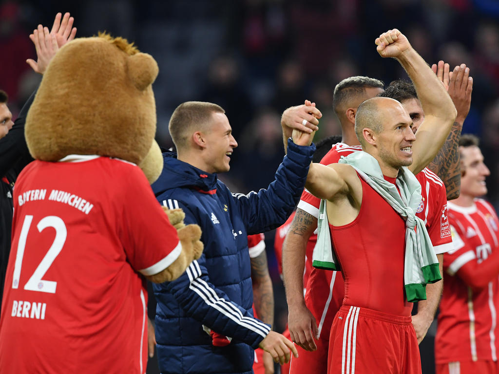 Arjen Robben (r.) freut sich über den neuen Schwung beim FC Bayern München