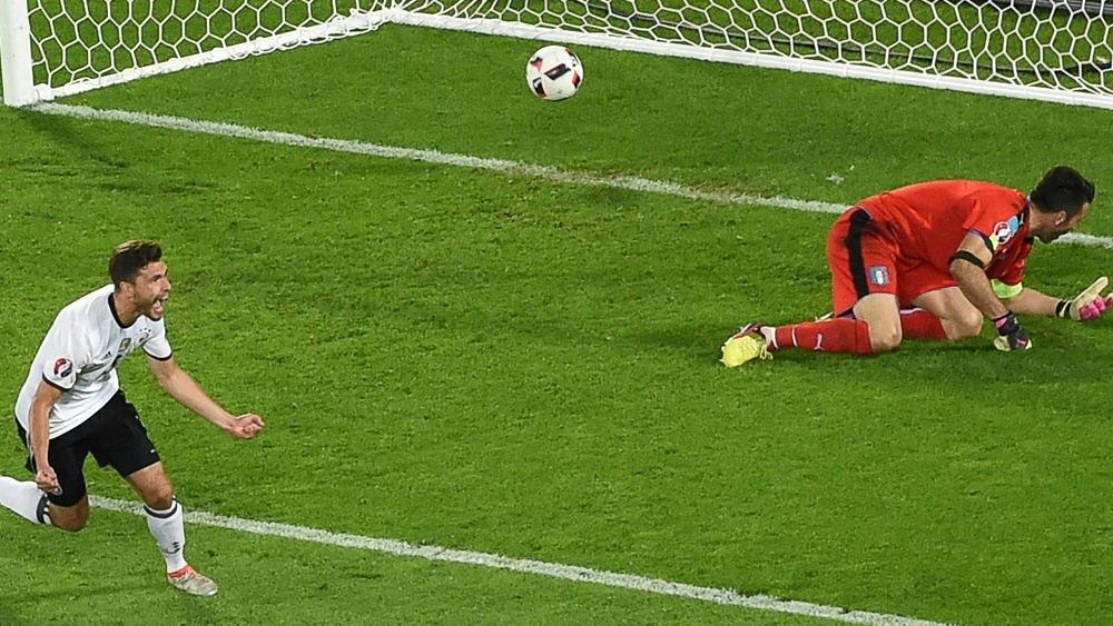 Jonas Hector bezwingt Gianluigi Buffon bei der EM 2016 Jonas Hector bezwingt Gianluigi Buffon bei der EM 2016