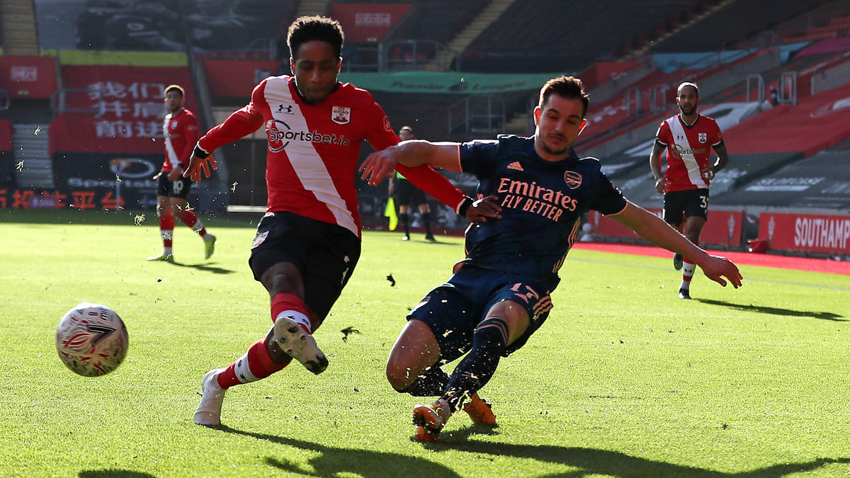 Southamptons Kyle Walker-Peters (l.) und Arsenals Cedric Soares kämpfen um den Ball Southamptons Kyle Walker-Peters (l.) und Arsenals Cedric Soares kämpfen um den Ball