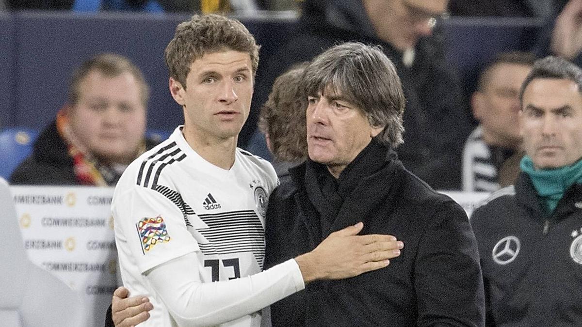 Joachim Löw (r.) könnte von seiner Entscheidung abrücken Joachim Löw (r.) könnte von seiner Entscheidung abrücken