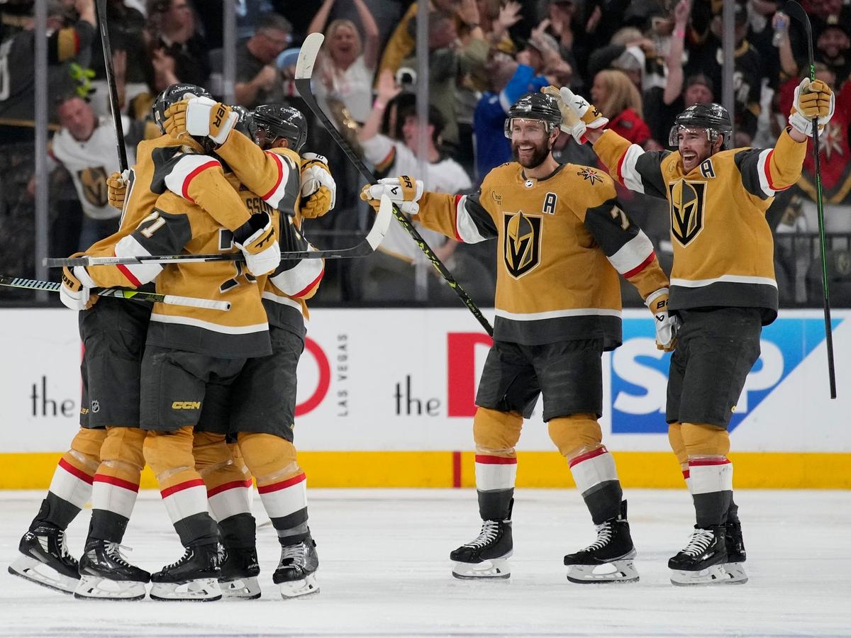 Die Spieler der Vegas Golden Knights feiern nach dem Treffer von William Karlsson (71).