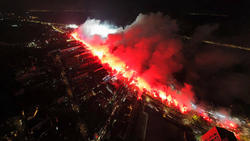 Internacional fans make a street of fire, to welcome the players, moments before the match between Internacional and Fluminense, in the semi-final of the Copa Libertadores 2023, at the Beira-Rio Stadium