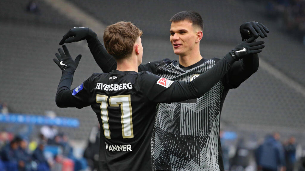 Bleibt noch ein Jahr in Elversberg: Frederik Jäkel (r.) Bleibt noch ein Jahr in Elversberg: Frederik Jäkel (r.)