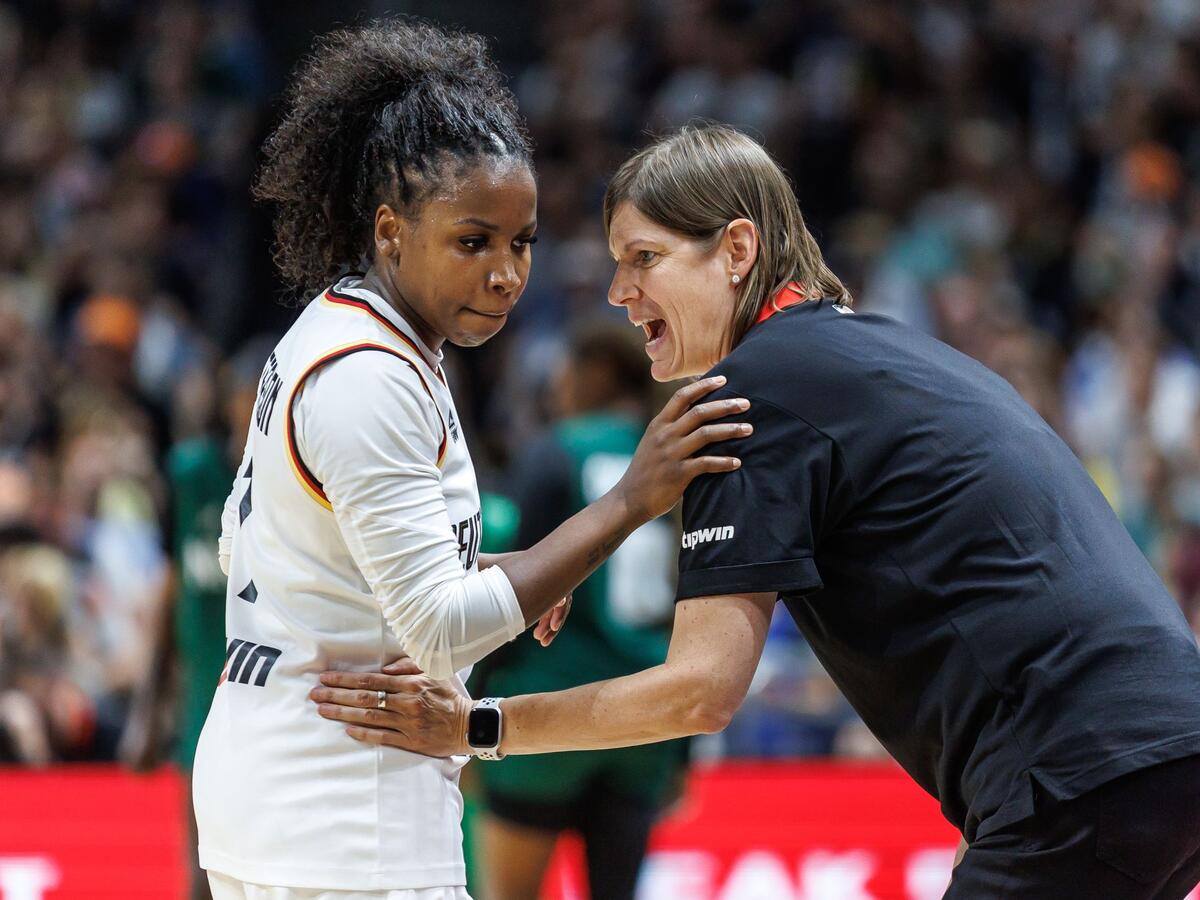 Deutschlands Alexis Peterson im Gespräch mit Bundestrainerin Lisa Thomaidis.