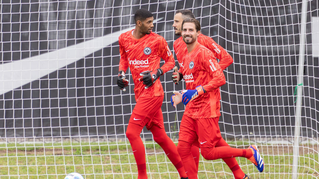 Kevin Trapp (r.) wird bei Eintracht Frankfurt derzeit von Kauã Santos (l.) ersetzt