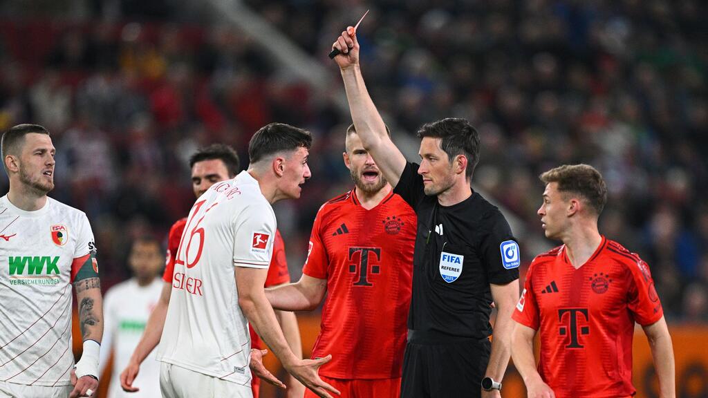 Schiedsrichter Matthias Jöllenbeck zeigt Augsburgs Cédric Zesiger nach einem Zweikampf mit Harry Kane Gelb-Rot Schiedsrichter Matthias Jöllenbeck zeigt Augsburgs Cédric Zesiger nach einem Zweikampf mit Harry Kane Gelb-Rot