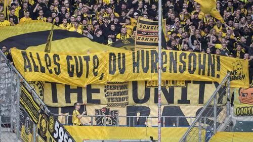BVB-Fans zeigen ein Transparent gegen den langjährigen Hoffenheim-Mäzen Dietmar Hopp in Sinsheim.