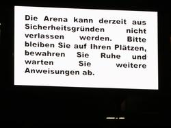 "Por seguridad, no se puede salir del estadio", decía el mensaje de la policía en la pantalla. (Foto: Getty)