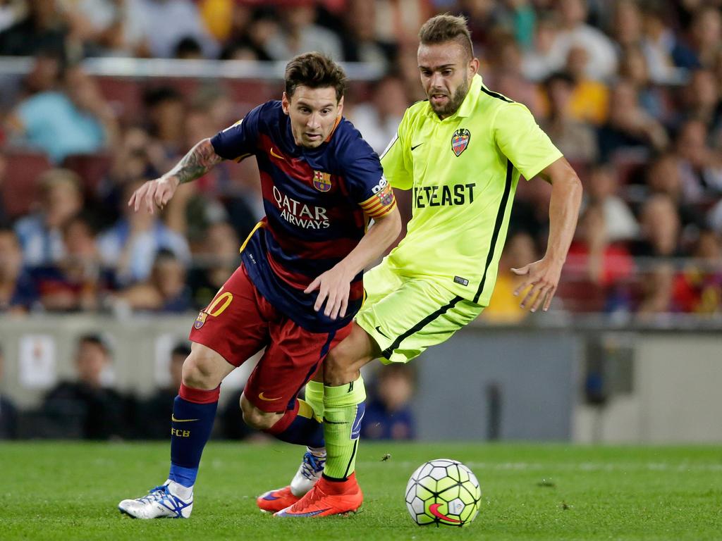 Roger (dcha.) persigue a Messi en el encuentro de la primera vuelta en el Camp Nou. (Foto: Imago)