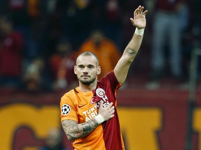 Wesley Sneijder bedankt supporters na gewonnen wedstrijd tegen Benfica in de Champions League. (21-10-2015) Wesley Sneijder bedankt supporters na gewonnen wedstrijd tegen Benfica in de Champions League. (21-10-2015)