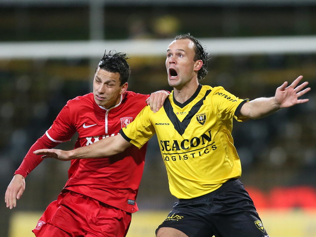 Janik Jesgarzewski (l.) en Niels Fleuren (r.) vechten een duel uit tijdens VVV-Venlo - Jong FC Twente. (14-2-2014)