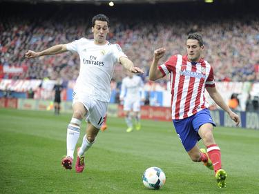 Álvaro Arbeloa (l.) en Koke (r.) in een pittig gevecht om de bal. (2-3-2014)