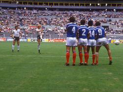Per Freistoß erzielt Andreas Brehme (2.v.l.) im WM-Halbfinale 1986 bereits in der 9. Minute das 1:0 gegen Frankreich